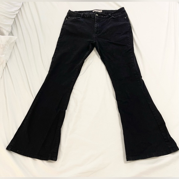 ASOS Curve - Bell Flare Jeans in Black - Picture 3 of 4